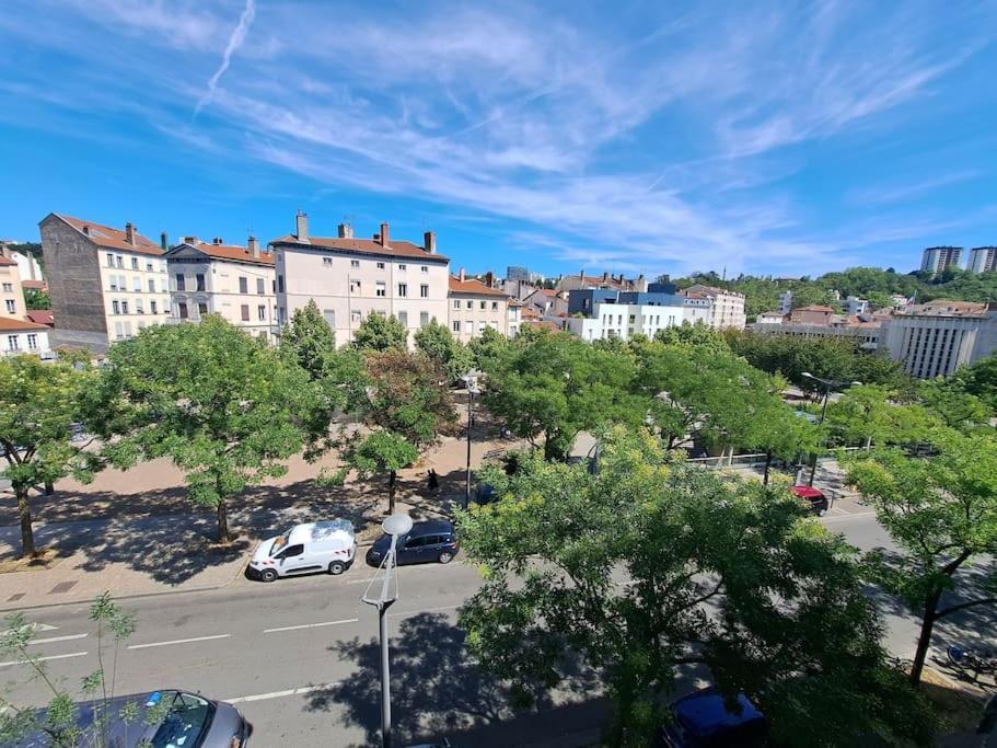 Le Valmy: Appartement Lumineux Au Pied Du Metro Ліон Екстер'єр фото