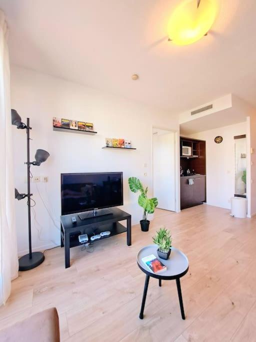 Le Valmy: Appartement Lumineux Au Pied Du Metro Ліон Екстер'єр фото