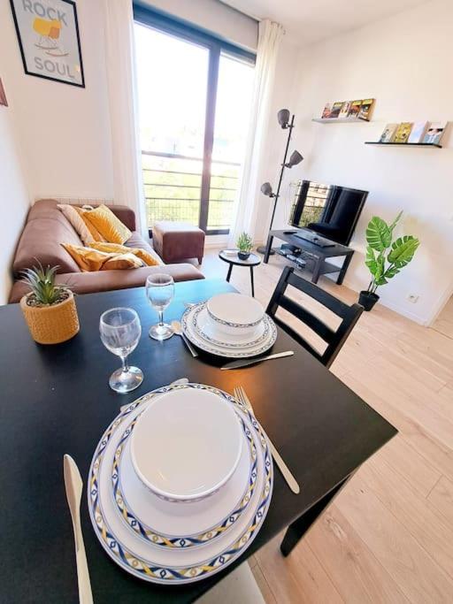 Le Valmy: Appartement Lumineux Au Pied Du Metro Ліон Екстер'єр фото