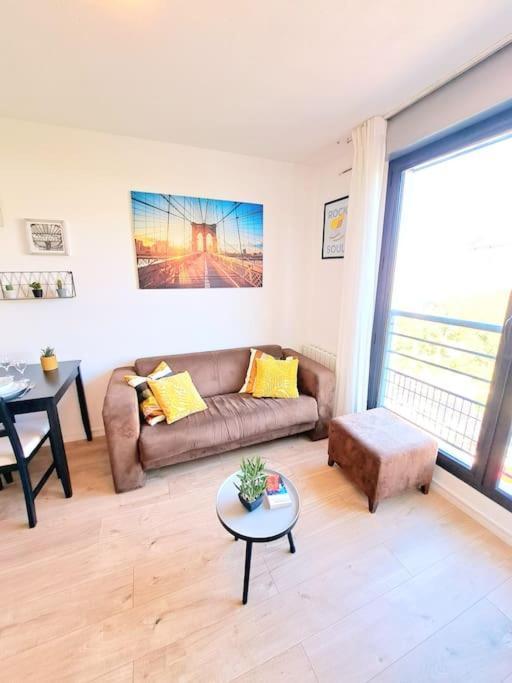 Le Valmy: Appartement Lumineux Au Pied Du Metro Ліон Екстер'єр фото