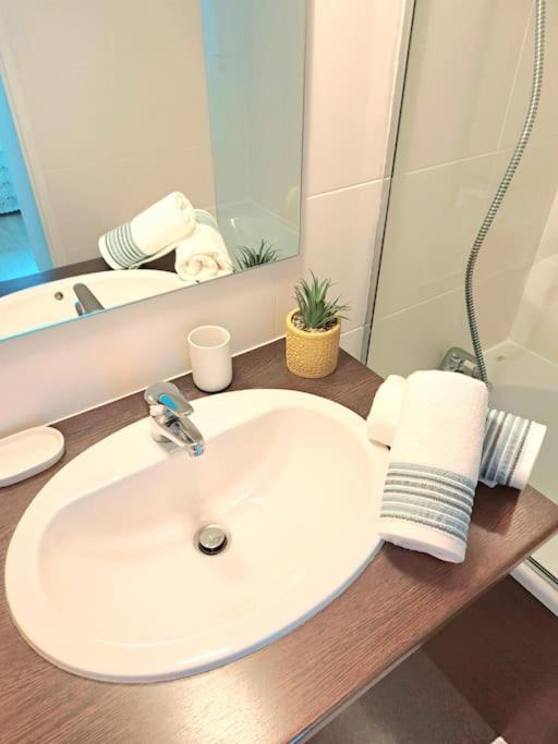 Le Valmy: Appartement Lumineux Au Pied Du Metro Ліон Екстер'єр фото